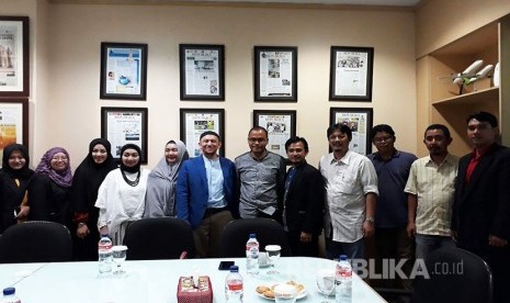 Ustaz Erick Yusuf dan Tim iHAQI bersilaturahmi ke Kantor Harian Republika, Senin (16/10). 