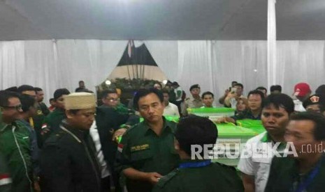 Ketua Umum Partai Bulan Bintang (PBB), Yusril Ihza Mahendra menjelang penyerahan berkas pendaftaran parpol calon peserta Pemilu 2019 di Kantor KPU, Menteng, Jakarta Pusat, Senin (16/10) malam. PBB menjadi parpol ke-22 yang mendaftar ke KPU.