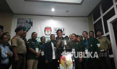 Ketua Umum Partai Bulan Bintang (PBB), Yusril Ihza Mahendra menjelang penyerahan berkas pendaftaran parpol calon peserta Pemilu 2019 di Kantor KPU, Menteng, Jakarta Pusat, Senin (16/10) malam. PBB menjadi parpol ke-22 yang mendaftar ke KPU.  dian erika N