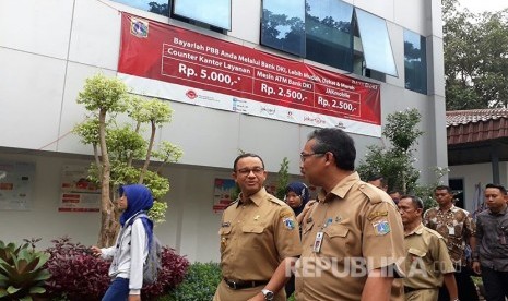 Pasangan Gubernur dan Wakil Gubernur DKI Jakarta Anies Baswedan - Sandiaga Uno memulai hari pertama di Balai Kota DKI dengan mengunjungi unit-unit kerja.