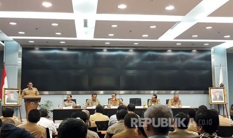 Wakil Gubernur DKI Jakarta Sandiaga Uno menyampaikan sambutan dan pengarahan dalam pengenalan SKPD di Ruang Pola Blok G Balai Kota DKI Jakarta, Selasa (17/10).