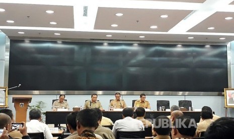 Gubernur-Wakil Gubernur DKI Jakarta Anies Baswedan - Sandiaga Uno memimpin rapat pengenalan SKPD, Selasa (17/10).