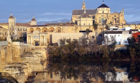 Islam di Spanyol pernah menorehkan kejayaan pada Abad Pertangahan Masjid Cordoba di Spanyol.