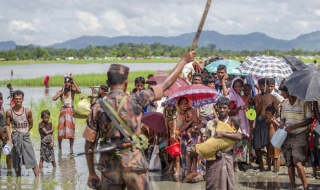  Tentara Bangladesh menghalau pengungsi muslim Rohingya, dan melarang mereka bergerak menuju kamp pengungsian di Palong Khali, Bangladesh, Selasa (17/10).