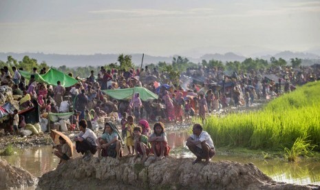 Ribuan pengungsi muslim Rohingya bertahan di perbatasan, setelah tentara Bangladesh melarang mereka bergerak menuju kamp pengungsian di Palong Khali, Bangladesh, Selasa (17/10).