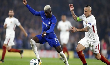  Pemain Chelsea Tiemoue Bakayoko (kiri) berusaha melewati pemain Roma Radja Nainggolan pada laga pertandingan Grup C Liga Champions, antara Chelsea dan Roma di stadion Stamford Bridge di London, Kamis (19/10) dini hari.