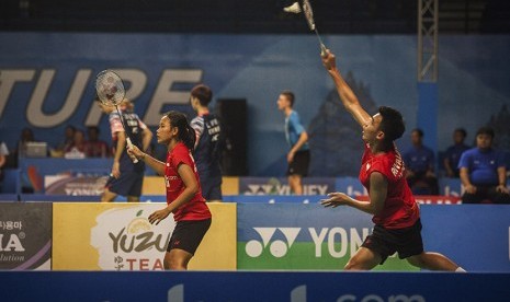 Ganda campuran Indonesia, Rinov Rivaldy (kanan) dan Pitha Haningtyas Mentari (kiri) berusaha mengembalikan kok dari ganda campuran Thailand Natthapat Trinkajee dan Kwanchanok Sudjaipraparat pada babak perempat final BWF World Junior Championships 2017 di Gor Amongrogo, DI Yogyakarta, Jumat (20/10). 