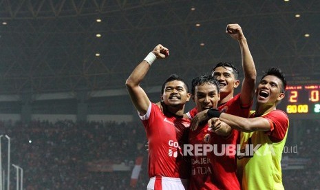 Pesepak bola Persija Jakarta, Bambang Pamungkas (kiri) melakukan selebrasi bersama tim usai mencetak gol gawang Semen Padang FC pada pertandingan Gojek Traveloka Liga 1, di Stadion Patriot Candrabhaga, Bekasi, Jawa Barat, Ahad (22/10). 