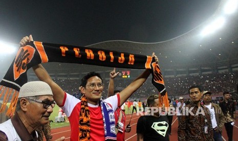 Wakil Gubernur DKI Jakarta Sandiaga Uno (kedua kiri) menyapa suporter The Jakmania usai menonton bersama pertandingan Gojek Traveloka Liga 1 Persija Jakarta melawan Semen Padang FC, di Stadion Patriot Candrabhaga, Bekasi, Jawa Barat, Ahad (22/10). 