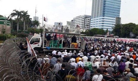  Pasukan Asmaul Husna dan massa Aksi Tolak Perppu Ormas shalat zuhur berjamaah dipimpin   seorang imam daro peserta aksi massa,Ustadz Rokhmat S Labib ketua ex HTI selaku Imam shalat Zuhur di Gerbang Komplek Parlemen Senayan, Selasa (24/10).