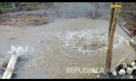 Semburan air panas di Kampung Sindangrasa Desa Cigunung Kecamatan Parungponteng Kabupaten Tasikmalaya, Rabu (25/10). 