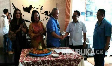 Gubernur Sumatera Selatan (Sumsel) Alex Noerdin (kiri) membubuhkan tanda tangan dan memotong tumpeng meresmikan Lord Cafe&Resto;, Sabtu (28/10) yang diserahkan kepada Abdul Aziz anggota DPD RI sebagai pemiliki cafe. 