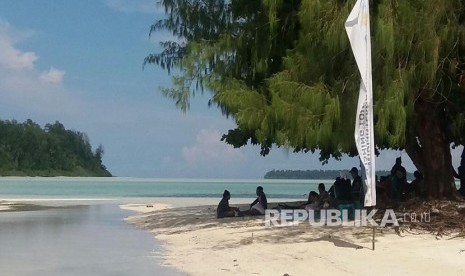 Wisatawan duduk-duduk di pantai pasir putih Pulau Daga, Kepulauan Widi, Kabupaten Halmahera Selatan, Provinsi Maluku Utara. Kementerian Kelautan dan Perikanan (KKP) sebut Kepulauan Widi tidak diperjualbelikan.