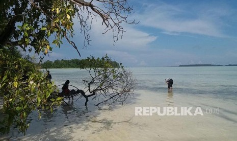 Keindahan pantai pasir putih Pulau Daga, Kepulauan Widi, Kabupaten Halmahera Selatan, Provinsi Maluku Utara, Sabtu (28/10).