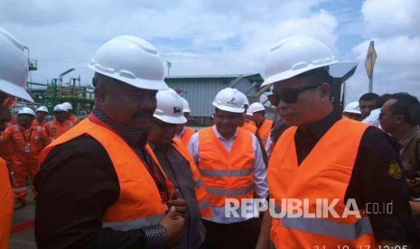 Menteri ESDM Ignasius Jonan (kanan) saat meresmikan fasilitas produksi gas lapangan Jangkrik di Handil Baru, Kaltim, Selasa (31/10).