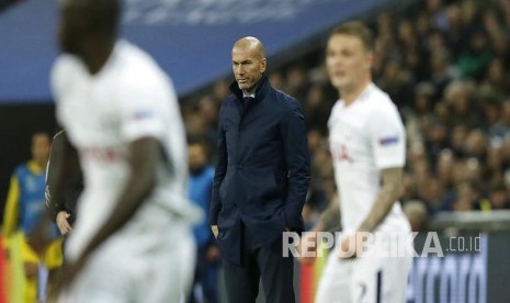 Pelatih Real Madrid Zinedine Zidane tampak kecewa menyaksikan kekalahan tim asuhannya saat melawan Tottenham Hotspurs pada laga keempat Grup H Liga Champions di Stadion Wembley, Kamis (2/11) dini hari WIB.