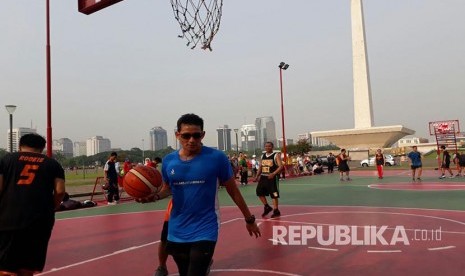 Sandiaga Uno bermain bola basket bersama masyarakat di Lapangan Basket Monumen Nasional. (ilustrasi)