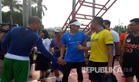 Wakil Gubernur DKI Jakarta Sandiaga Uno berolah raga bersama masyarakat, Jumat pagi ini (2/11) di Monumen Nasional. 