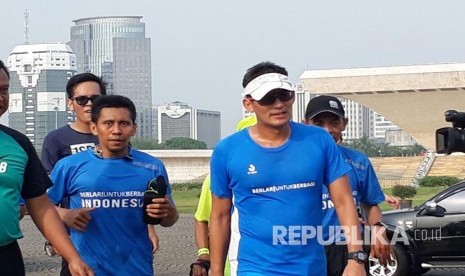 Wakil Gubernur DKI Jakarta Sandiaga Uno lari pagi dari kediamannya di Pulobangkeng 5 menuju lapangan basket Monas pagi ini, Jumat (3/12). 