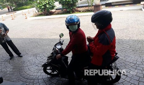 Gubernur DKI Jakarta Anies Baswedan datang ke Balai Kota DKI Jakarta, Jumat (3/11), naik ojek pangkalan.  