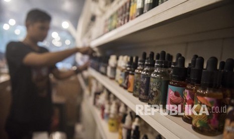 Pekerja menata botol berisi cairan rokok elektronik (vape) di Bandung, Jawa Barat, Selasa (7/11). 