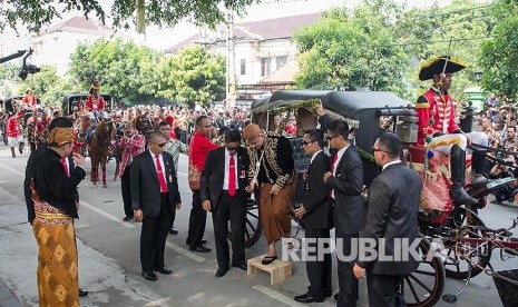 Mempelai pria Bobby Nasution turun dari kereta kencana saat akan melaksanakan prosesi ijab dan resepsi pernikahan dengan Kahiyang Ayu di gedung Graha Saba Buana, Solo, Jawa Tengah, Rabu (8/11). 