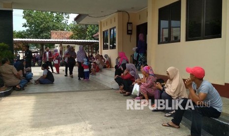 Sejumlah warga Kecamatan Babelan Kabupaten Bekasi, Kamis (9/11) ini mulai mendatangi kantor kecamatan untuk antre mengambil E-KTP. Mereka datang kembali, setelah semalam mengantre nomor antrean sejak pukul 00.00 dini hari tadi.