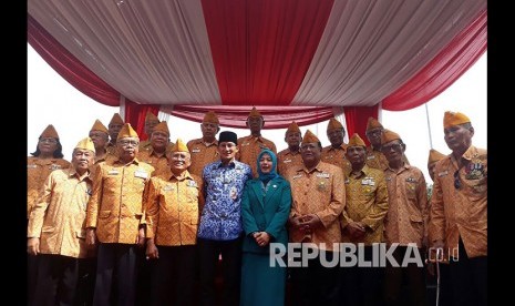 Wakil Gubernur DKI Jakarta Sandiaga Uno berfoto bersama usai memimpin upacara peringatan Hari Pahlawan Nasional di Lapangan IRTI Monas, Jumat (10/11).