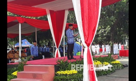 Wakil Gubernur DKI Jakarta Sandiaga Uno memimpin upacara peringatan Hari Pahlawan Nasional di Lapangan IRTI Monas, Jumat (10/11).