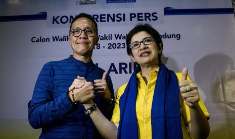 Bakal Calon Wali Kota Bandung dari Partai Golkar Nurul Arifin (kanan) berjabat tangan dengan Bakal Calon Wakil Wali Kota Bandung dari Partai Demokrat Chairul Y. Hidayat (kiri) saat konferensi pers terkait Pikada Bandung 2018 di Bandung, Jawa Barat, Jumat (10/11). 