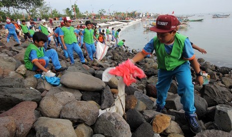 Sejumlah pelajar memungut sampah plastik yang berserakan di pinggir Pantai Kenjeran, Surabaya, Jawa Timur, Selasa (14/11).