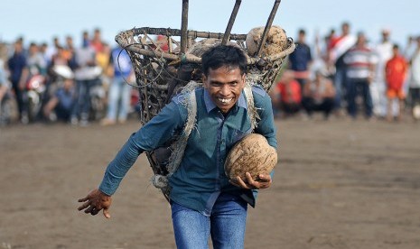 Peserta mengikuti lomba malanjong kelapa atau membawa kelapa menggunakan lanjong di Pantai Babussalam, Air Hitam Laut, Sadu, Tanjungjabung Timur, Jambi, Selasa (14/11). 