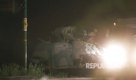 Tentara bersenjata Zimbabwe duduk di atas tank di Harare, Zimbabwe, Rabu dini hari (15/11).