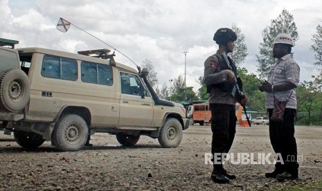 Seorang personal Brimob bersiap mengawal konvoi pekerja PT Freeport di terminal Gorong-gorong Timika, Mimika, Papua, Kamis (16/11). 