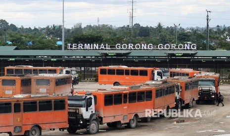 Sejumlah kendaraan yang mengangkut karyawan PT Freeport melakukan konvoi ketika meninggalkan terminal Gorong-gorong di Timika, Mimika, Papua.