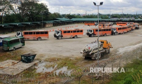 Sejumlah kendaraan yang mengangkut karyawan PT Freeport melakukan konvoi ketika meninggalkan terminal Gorong-gorong di Timika, Mimika, Papua, Kamis (16/11). 