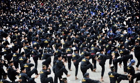 Ribuan jawara memeragakan silat dan atraksi debus saat hendak mencatatkan Rekor MURI Pertunjukan Debus Terbanyak di Alun-alun Serang, Banten, Ahad (19/11). 