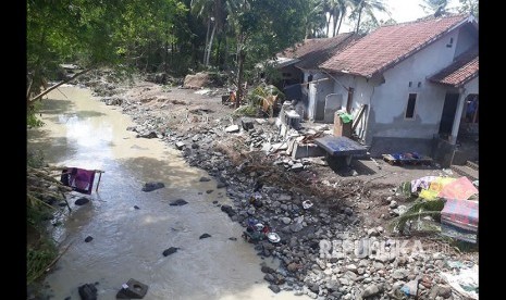 Sejumlah rumah di Desa Senyiur dan Penendem, Kecamatan Keruak, Kabupaten Lombok Timur, Nusa Tenggara Barat (NTB) rusak berat akibat terjangan banjir bandang pada Sabtu (18/11). 