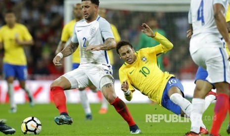 Aksi Neymar saat membela timnas Brasil dalam laga persahabatan melawan timnas Inggris di Stadion Wembley, Selasa (14/11).