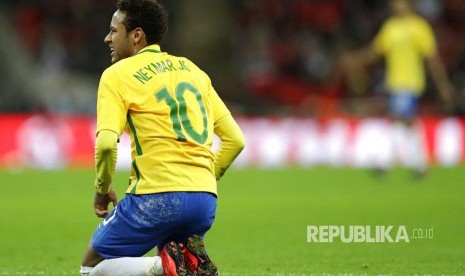 Aksi Neymar saat membela timnas Brasil dalam laga persahabatan melawan timnas Inggris di Stadion Wembley, Selasa (14/11).