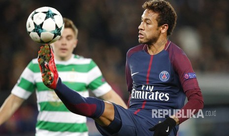  Neymar berusaha menendang bola dalam pertandingan Paris Saint-Germain (PSG) melawan Celtic pada laga Grup B Liga Champions di Stadion Parc des Princes, Kamis (23/11) dini hari WIB.