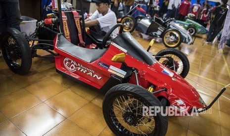 Mahasiswa menyiapkan mobil listrik saat mengikuti kualifikasi Kompetisi Mobil Listrik Indonesia 2017 di kampus Politeknik Negeri Bandung, Jawa Barat, Kamis (23/11). 