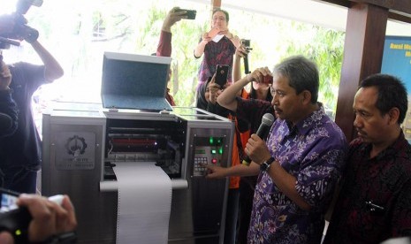 Rektor ITS Prof Ir Joni Hermana MScES PhD secara resmi meluncurkan mesin cetak Braille yang terbaru karya ITS.