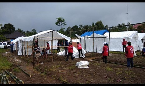  PMI bersama masyarakat membangun sebanyak 35 tenda untuk warga yang mengungsi akibat letusan Gunung Agung.