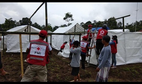  PMI bersama masyarakat membangun sebanyak 35 tenda untuk warga yang mengungsi akibat letusan Gunung Agung.