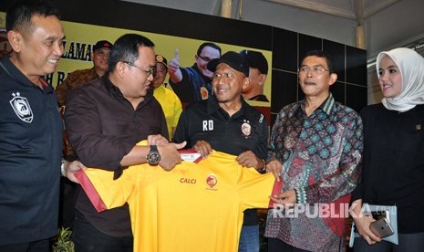  Pelatih Sriwijaya FC Rahmad Darmawan, resmi menandatangani kontrak untuk melatih Sriwijaya FC pada kompetisi 2018.