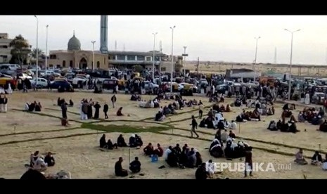  Sebuah gambar ambil yang diambil dari rekaman video menunjukkan orang-orang berkumpul di luar masjid yang diserang di kota utara Arish, Semenanjung Sinai, Mesir, Jumat (24/11).