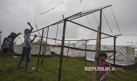 Pengungsi Gunung Agung membangun tenda untuk keluarganya di Desa Rendang, Karangasem, Bali, Sabtu (25/11).