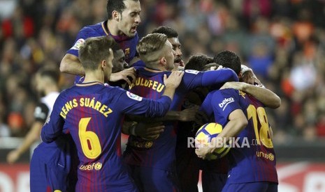 Pemain Barcelona merayakan gol pertama mereka ke gawang Valencia pada laga La Liga Spanyol di stadion Mestalla, Valencia, Senin (27/11) dini hari WIB.