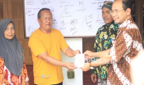  Kepala Rumah Sehat BAZNAS (RSB) Indonesia dr. Meizi Fachrizal Achmad, M.Si (kanan), didampingi tokoh masyarakat Bantul Mbah Tujilan (kedua dari kanan) meresmikan program Kampung Tanpa Asap Rokok di Dusun Sulangkidul, Desa Jetis, Kabupaten Bantul, Yogyakarta, Sabtu (25/11).